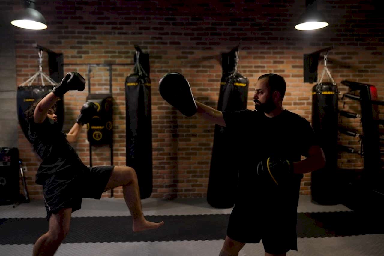 Balçova Kickboks Kursu: Hem Kardiyo Hem Güç